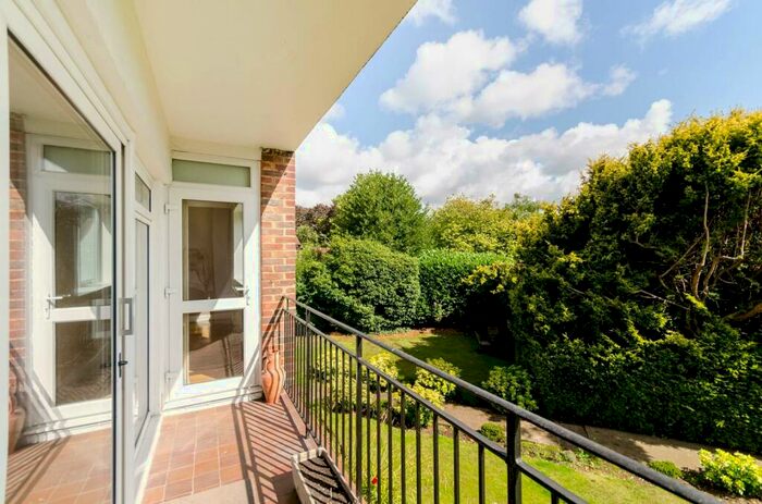 2 Bedroom Flat To Rent In Galsworthy Road, Kingston, Kingston Upon Thames, KT2