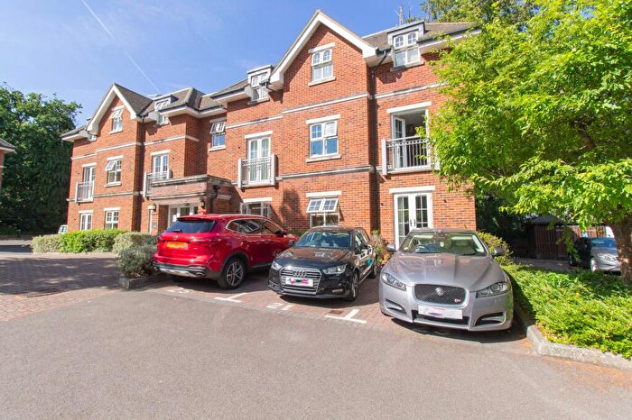 2 Bedroom Flat To Rent In Bramshott Place, Fleet, GU51