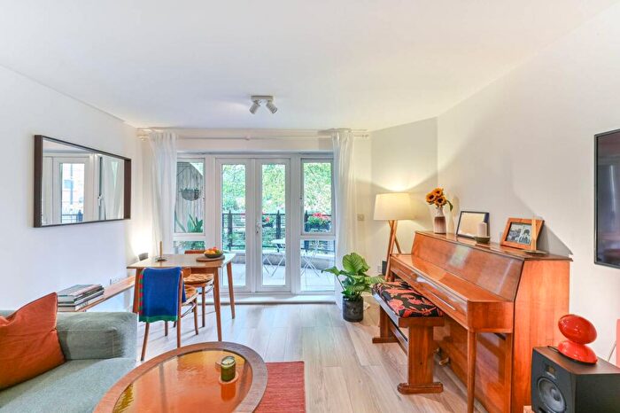 2 Bedroom Flat For Sale In St Georges Way, Peckham, London, SE15