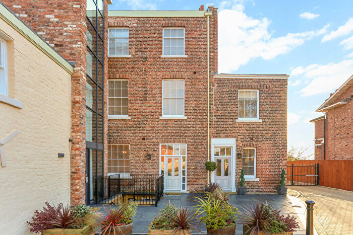 2 Bedroom Mews To Rent In Richmond Place, Boughton, Chester, CH3