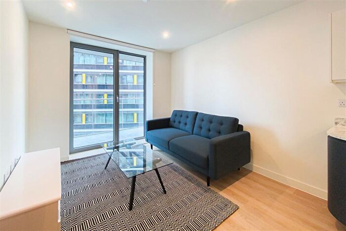 Apartment To Rent In Embankment West, M3