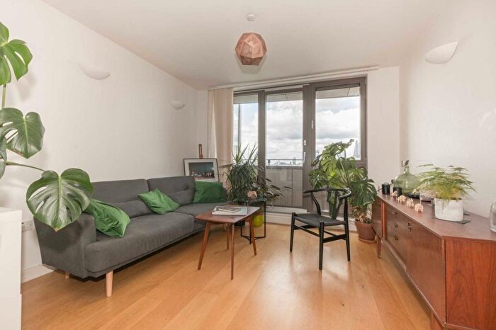 1 Bedroom Flat To Rent In Spencer Way, Kelday Heights, E1