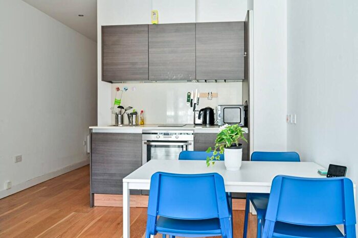 2 Bedroom Flat To Rent In Crampton Street, Elephant And Castle, London, SE17