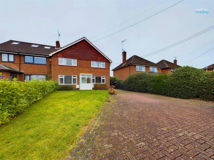 2 Bedroom Flat To Rent In Copthorne Bank, Copthorne, Crawley, RH10