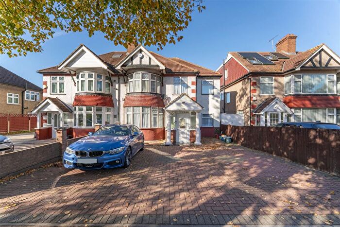 5 Bedroom Semi-Detached House For Sale In Great West Road, Hounslow, TW5