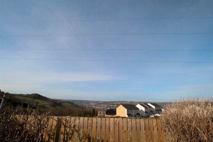 2 Bedroom Semi-Detached Bungalow To Rent In Willow Tree Close, Keighley, BD21