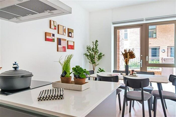 3 Bedroom Apartment To Rent In Carrick Mews, E16