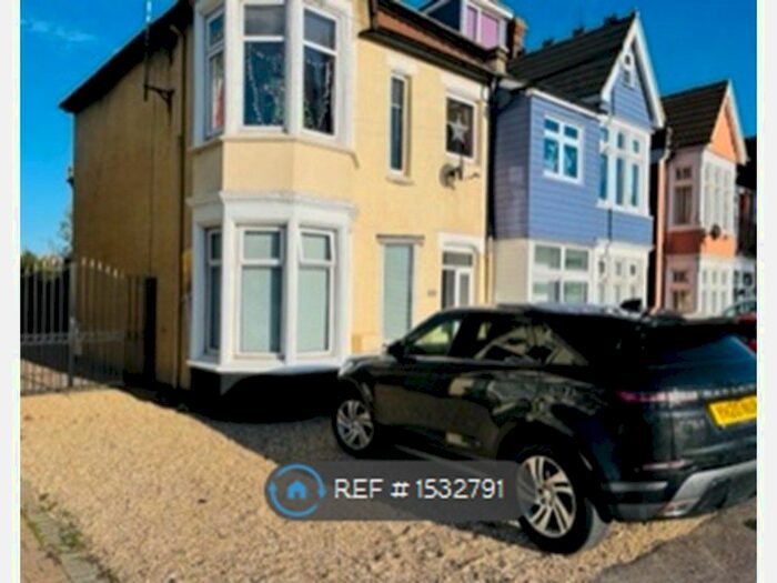 2 Bedroom Flat To Rent In Hadleigh, Benfleet, SS7