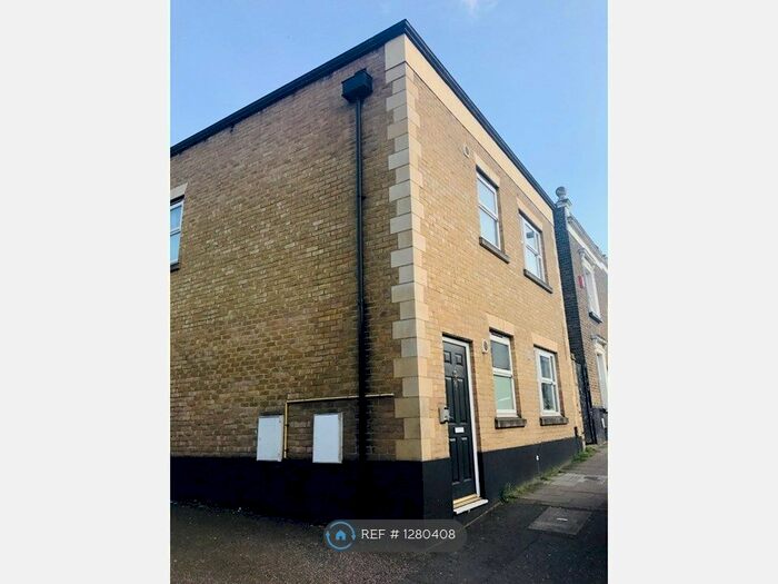 2 Bedroom Flat To Rent In Bloomfield Road, London SE18