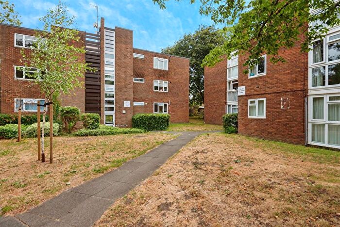 2 Bedroom Flat For Sale In Alexander Close, Twickenham, TW2