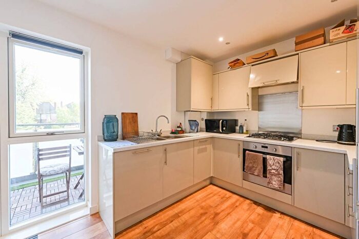 2 Bedroom Flat For Sale In Broomfield Road, London, Dy, Palmers Green, London, N13