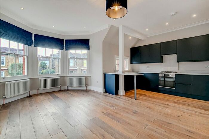 3 Bedroom Flat To Rent In Kirkstall Road, London, SW2