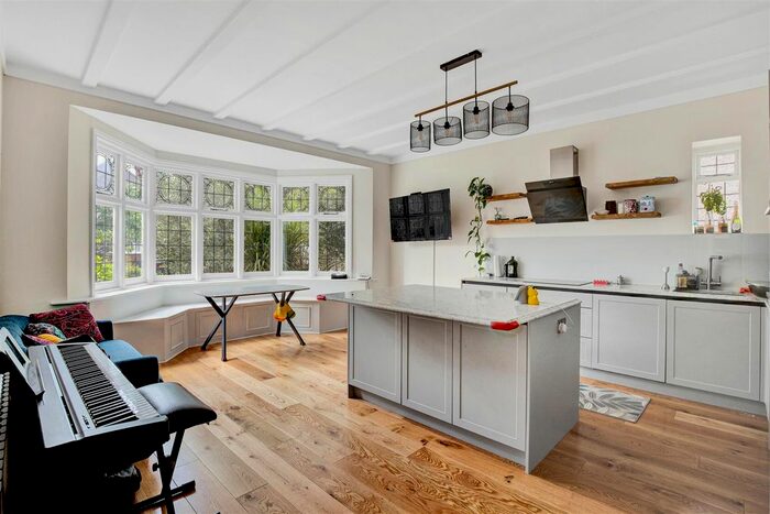 4 Bedroom Flat To Rent In St. Gabriels Road, Mapesbury, London, NW2