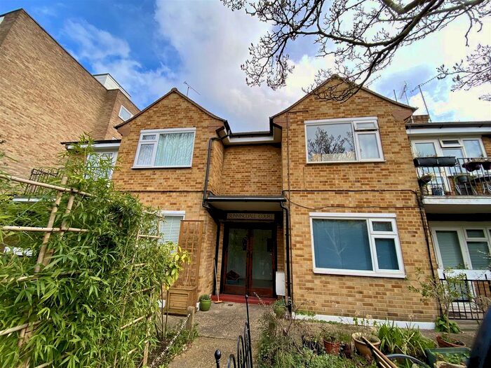 2 Bedroom Flat To Rent In Sunningdale Court, Queens Road, Kingston Upon Thames, KT2