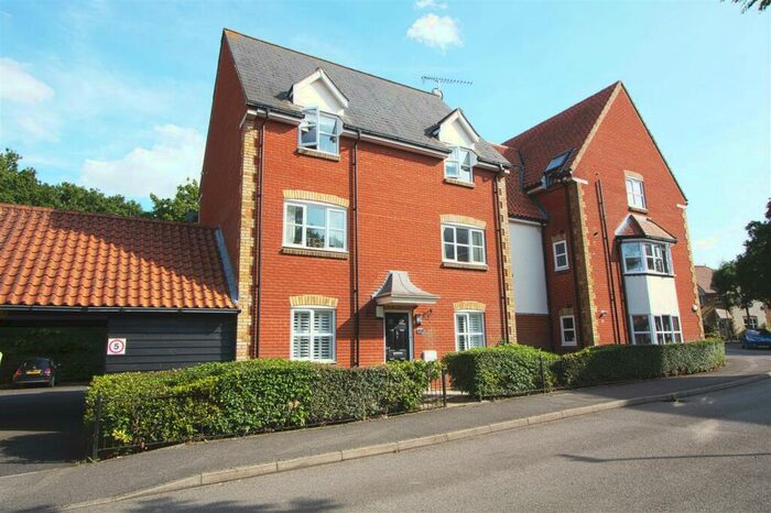 2 Bedroom Apartment To Rent In Bramble Tye, Laindon, Basildon, SS15