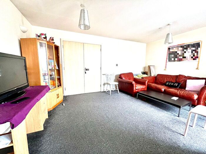 2 Bedroom Flat For Sale In Gordon Gardens, Swindon, SN1