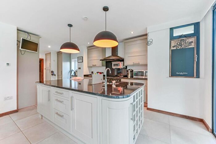 5 Bedroom Detached House To Rent In Avondale Avenue, Worcester Park, KT4