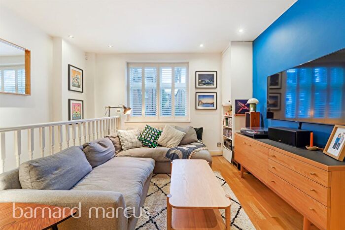 2 Bedroom Flat For Sale In Granville Road, London, SW18