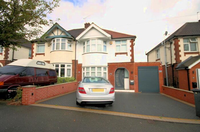 3 Bedroom Semi-Detached House To Rent In Walcot Avenue, Luton, LU2