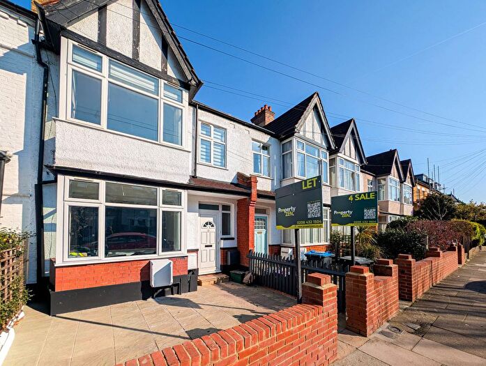 3 Bedroom Flat To Rent In Hamilton Road, London, SW19