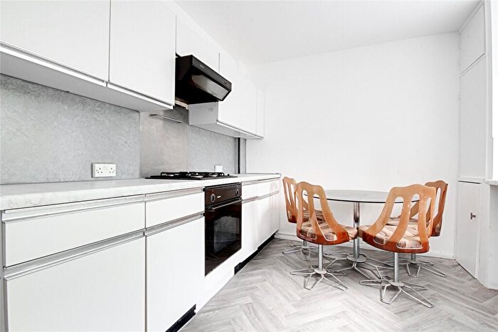 2 Bedroom Flat To Rent In Masons Parade, Newgatestreet Road, Goffs Oak, Waltham Cross, EN7