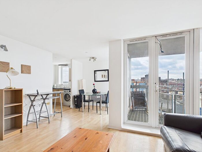 2 Bedroom Flat To Rent In Gordon Gardens, Swindon, SN1