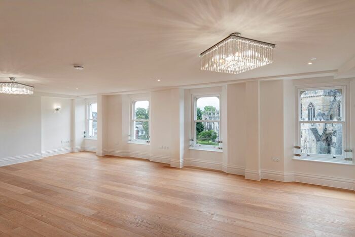 2 Bedroom Flat To Rent In Cathedral Yard, Exeter, EX1