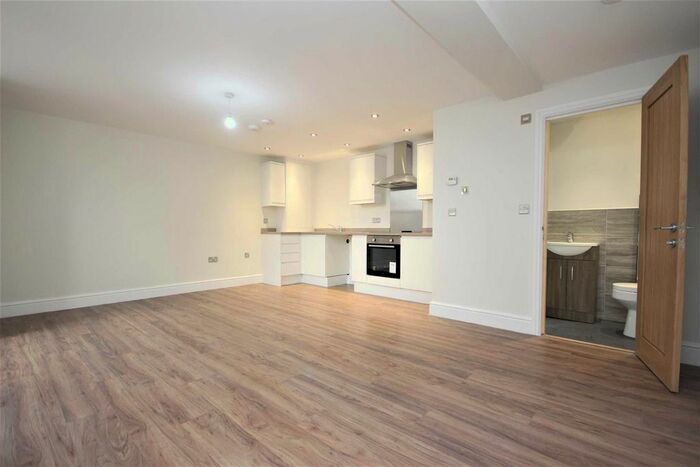 Maisonette To Rent In Church Hill, London, E17
