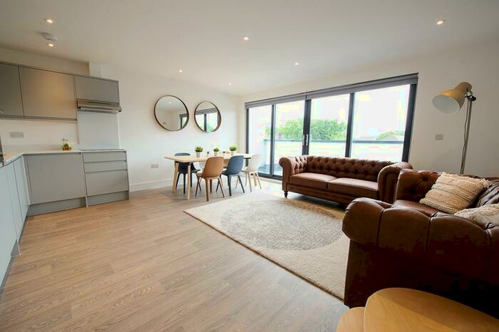 3 Bedroom Penthouse To Rent In Quandrant Court, Park Avenue, Edmonton, N18
