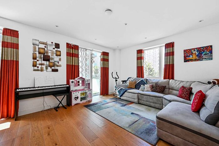 3 Bedroom Flat To Rent In Billinghurst Way, Greenwich Millennium Village, London, SE10