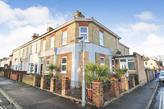 3 Bedroom End Of Terrace House For Sale In High Street, Farnborough, GU14