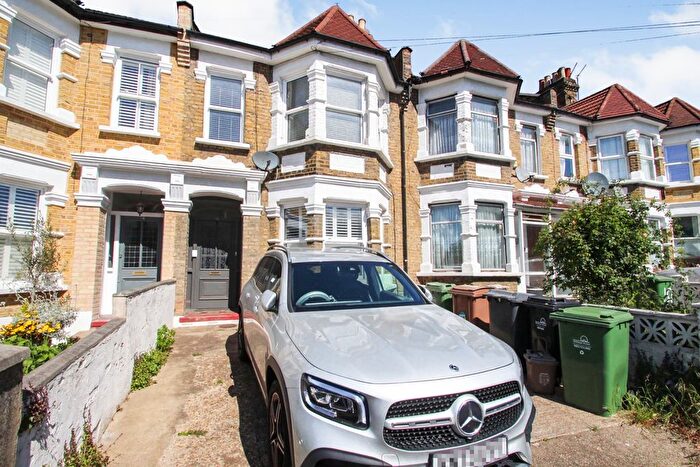 2 Bedroom Flat To Rent In Preston Road, Leytonstone, London, E11