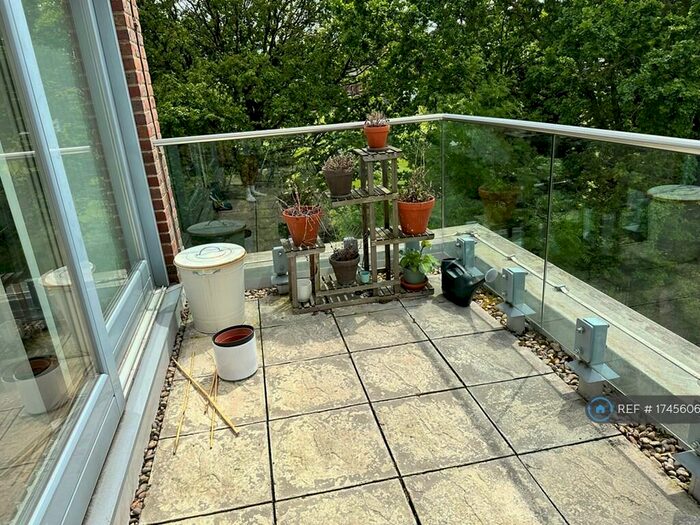 2 Bedroom Flat To Rent In Fuller Court, London, N8