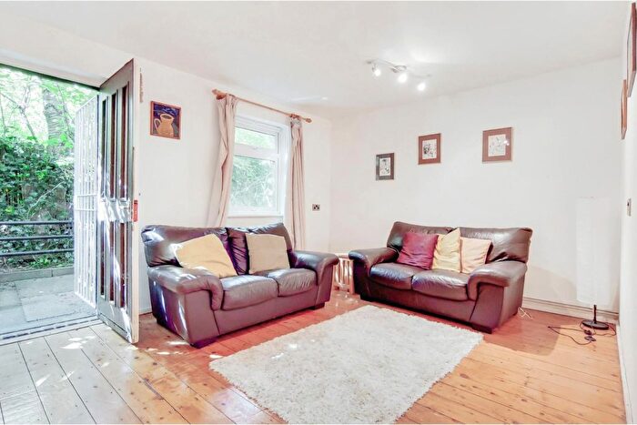 1 Bedroom Flat To Rent In Highbury Station Road, Islington, N1