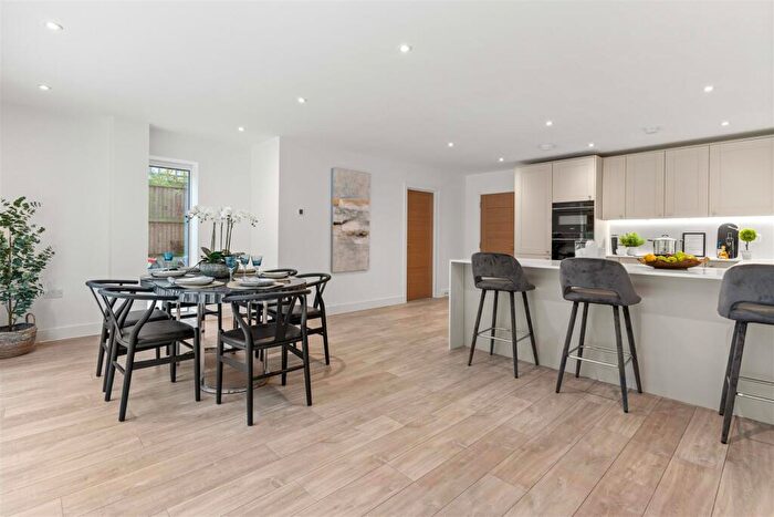 3 Bedroom Detached House For Sale In Ridgemount Gardens, Enfield, EN2