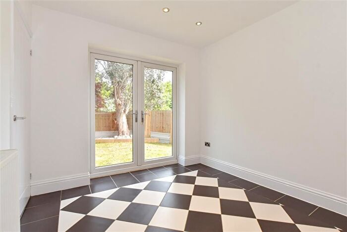 3 Bedroom Detached House For Sale In Wethersfield Way, Wickford, Essex, SS11