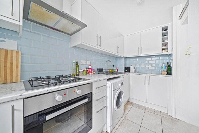 3 Bedroom Flat To Rent In Willow Court, Eden Grove, London, N7