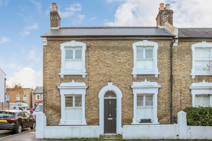 2 Bedroom Cottage To Rent In Chalford Road, West Dulwich, London, SE21