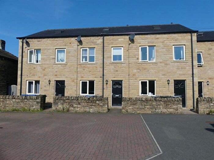 3 Bedroom Town House To Rent In Grouse Close, Silsden, BD20