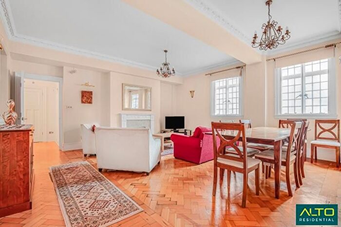 3 Bedroom Flat To Rent In Chiltern Court, Baker Street, London, NW1