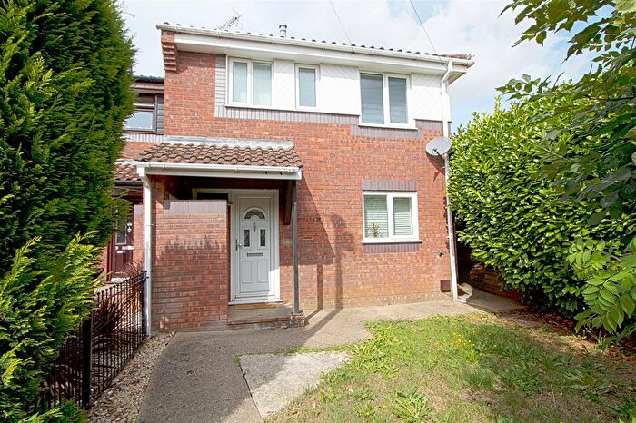3 Bedroom End Of Terrace House For Sale In Queens Gate Mews, Billericay, CM12