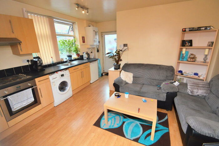 2 Bedroom Flat To Rent In Birchfields Road, Rusholme, Manchester, M13