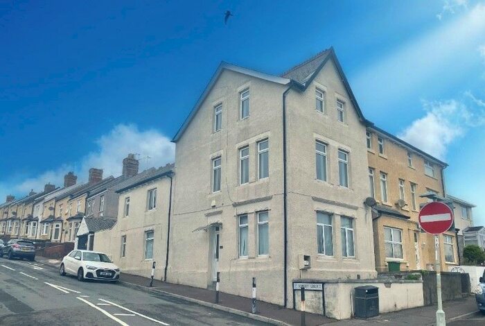 5 Bedroom Property To Rent In Dock View Road, Barry CF63