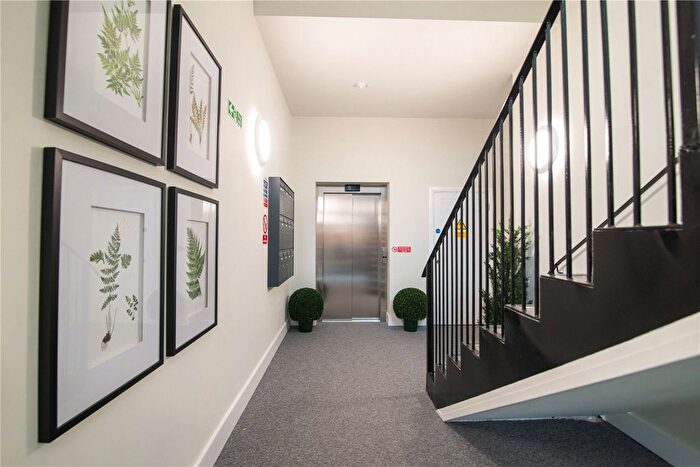 1 Bedroom Flat For Sale In Sandycombe Road, Richmond, TW9