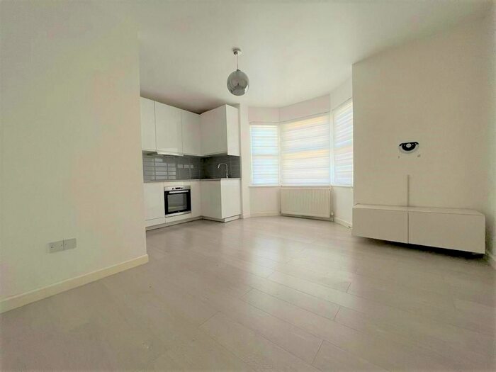 1 Bedroom Flat To Rent In York Road, Waltham Cross, EN8