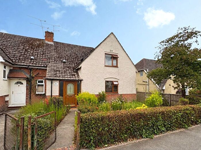 3 Bedroom Semi Detached House For Sale In Lower Farnham Road, Aldershot, Hampshire, GU11