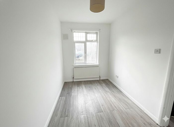 2 Bedroom Maisonette To Rent In Orchid Road, London, N14