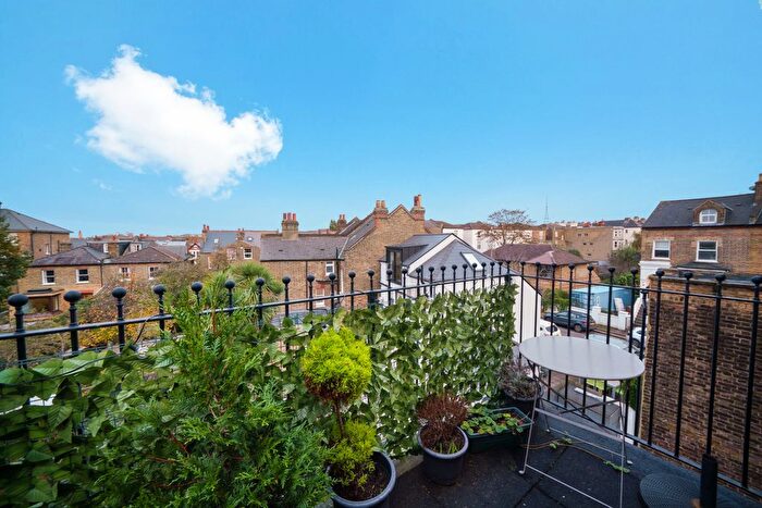 3 Bedroom Flat To Rent In Martell Road, West Dulwich, London, SE21