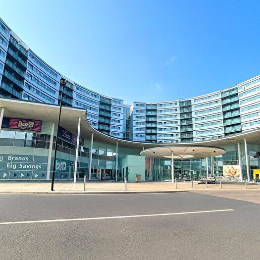 2 Bedroom Flat For Sale In Prince Regents Road, Hounslow, Greater London, TW3