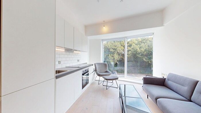 Studio To Rent In Great West Road, Hounslow, TW5